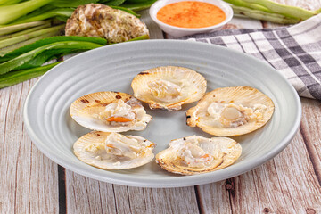 Grilled scallops with cream cheese