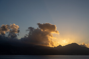 Die Küste der karibischen Insel Dominica mit einem wunderschönen Sonnenaufgang