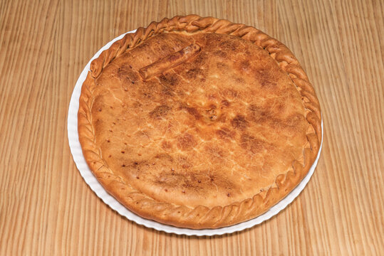 Repulgue is the art of closing the empanada, folding the edge of the dough over itself in a decorative and functional way.
