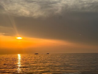 美しい水平線のサンセット。