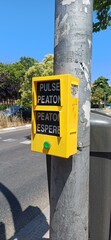Spanische Ampelanlage mit Fußgängerknopf und Beschriftung „PULSE PEATÓN“
