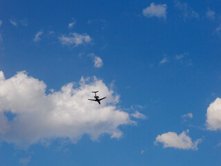 Une silhouette d'avion dans le ciel
