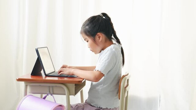 教室でノートパソコンを使う女の子