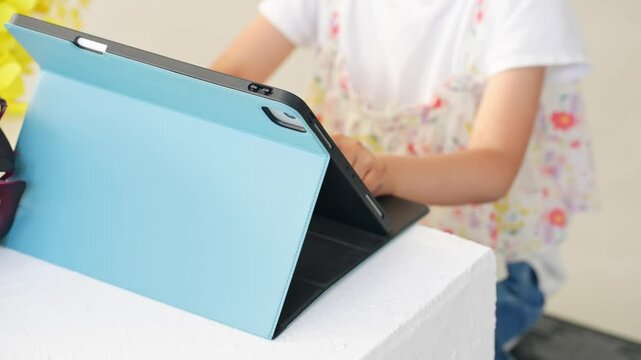 教室でタブレットを使う女の子
