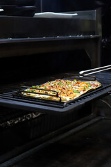 pizza rectangular en el horno recién horneada