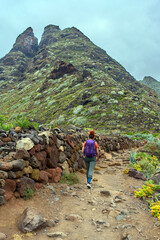 Hiker below Roque Dos Hermanos trail