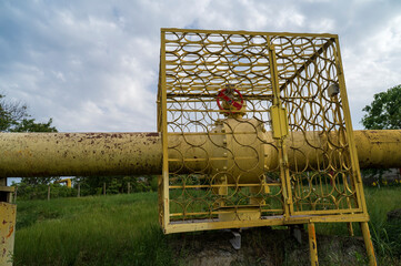 Protective structure of gas pipeline in fenced area on summer day