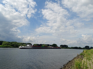 Containerschute auf der Elbe