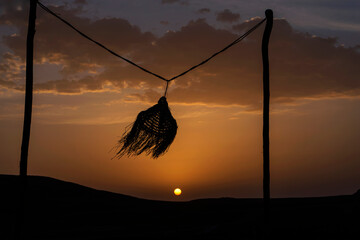 hermoso atardecer en el desierto de Agafay, Marrakech