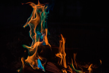 暗闇で燃える炎