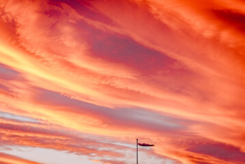 赤く染まる夏の夕方の空