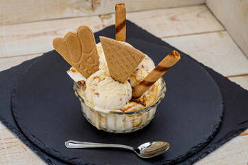 Coppa di gelato alla crema su piastre di ardesia