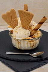  Coppa di gelato alla crema su piastre di ardesia