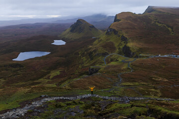 Quiraing auf der Isle of Skye in Schottland unter dichter Bewölkung, dunkle Wolken über der...