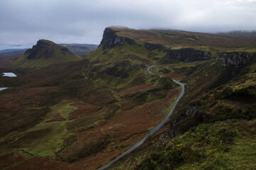 Quiraing auf der Isle of Skye in Schottland unter dichter Bewölkung, dunkle Wolken über der...