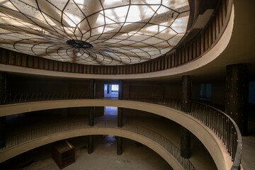 Obraz premium Abandoned Art Deco Interior with Urban Decay