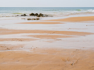 Fototapeta premium dès rochers se dévoilent à la marée descendante