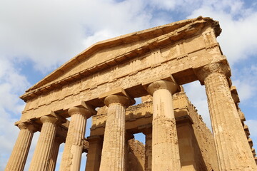 Obraz premium Temple of Concordia in the Valley of the Temples in Agrigento, Sicily, Italy