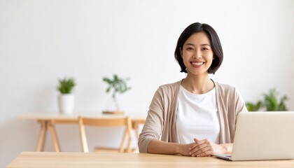 リビングでノートパソコンを開いている在宅勤務女性のイメージ。笑顔でリラックスしてる。