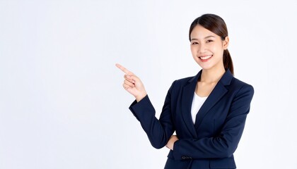 テキストスペースを指差している若い女性。募集や案内のビジネスシーンをイメージ。