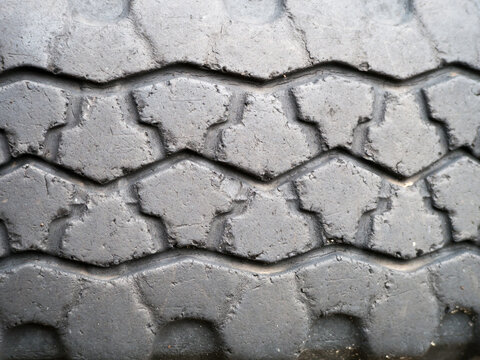 Tyre tread pattern on a worn tyre