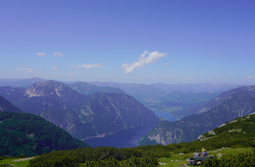 Obraz premium Seen from behind, two people on the bench enjoying the view 