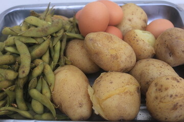 Edamame, eggs and potatoes that have been boiled are placed in one container and will be processed...