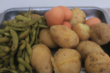Edamame, eggs and potatoes that have been boiled are placed in one container and will be processed...
