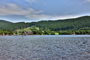 Der Titisee im Schwarzwald an einem sonnigen Sommertag