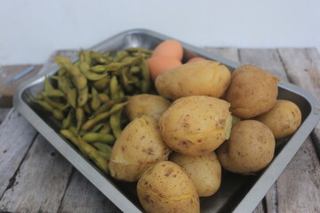Edamame, eggs and potatoes that have been boiled are placed in one container and will be processed...