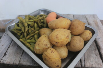 Edamame, eggs and potatoes that have been boiled are placed in one container and will be processed...