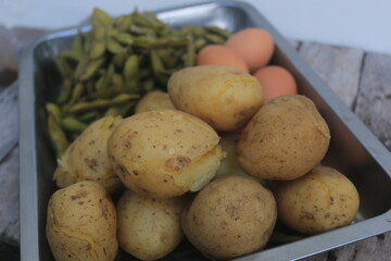 Edamame, eggs and potatoes that have been boiled are placed in one container and will be processed...