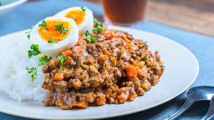 半熟卵を添えたキーマカレー