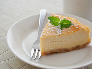 切り分けた手作りのベイクドチーズケーキ