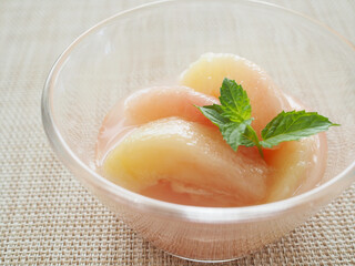 ガラスの器に盛った桃のコンポート