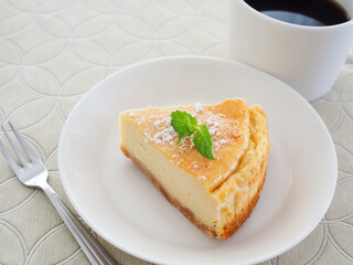 切り分けた手作りのベイクドチーズケーキ