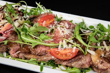 polpette hamburger tagliata di carne filetto con rucola e pomodorini pollo e spiedini 