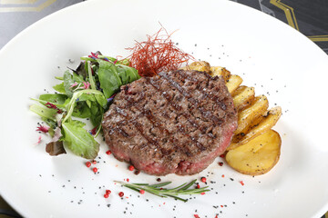 polpette hamburger tagliata di carne filetto con rucola e pomodorini pollo e spiedini 