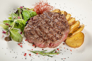 polpette hamburger tagliata di carne filetto con rucola e pomodorini pollo e spiedini 
