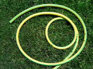 Pompa da irrigazione sul prato verde