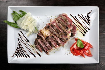 polpette hamburger tagliata di carne filetto con rucola e pomodorini pollo e spiedini 