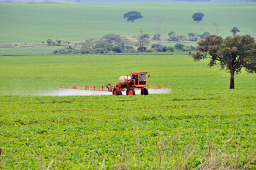 Equipamento pulverizando plantação