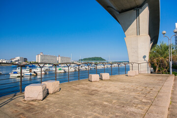 神奈川県横浜市 金沢八景、金沢シーサイドライン高架下の広場