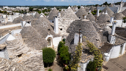 Traditionelle Trulli-Häuser mit Kegeldach in Alberobello, Apulien