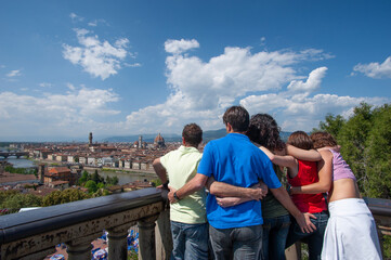 gruppo di ragazzi mira Firenze