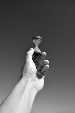 homem segurando ampulheta rel&oacute;gio de areia do tempo 