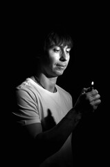 homem liga chama de  isqueiro