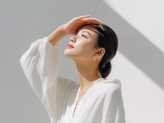 紫外線を気にする季節にぴったりの健康的で透明感ある女性像（美容、メイク、コスメイメージ）
