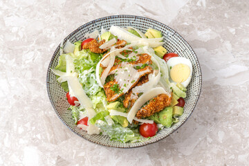 Salade César au poulet et parmesan