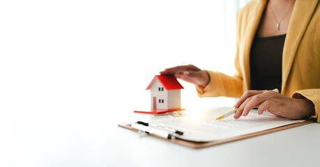 Real estate agent buys houses and land, delivers keys and house to customers after agreeing to sign a contract to buy a house and sign a loan contract, talks with real estate agents.